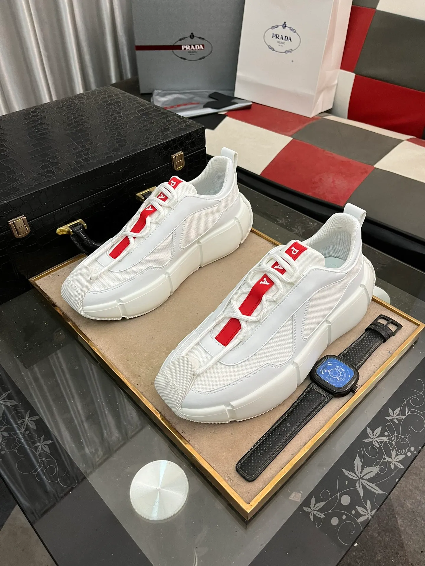Men's shoes 💰540⌚️⌚️ PRADA/Prada men's lace-up casual sports shoes, the upper is made of cowhide leather and breathable mesh. It is soft, comfortable and breathable. The tongue is decorated with the PRADA brand letter logo. The thick rubber sole echoes the red label tongue. The style is fashionable and elegant. The details are carefully crafted. A super fashionable casual sports shoe with excellent breathability!  Size: 38-443️⃣Colors available